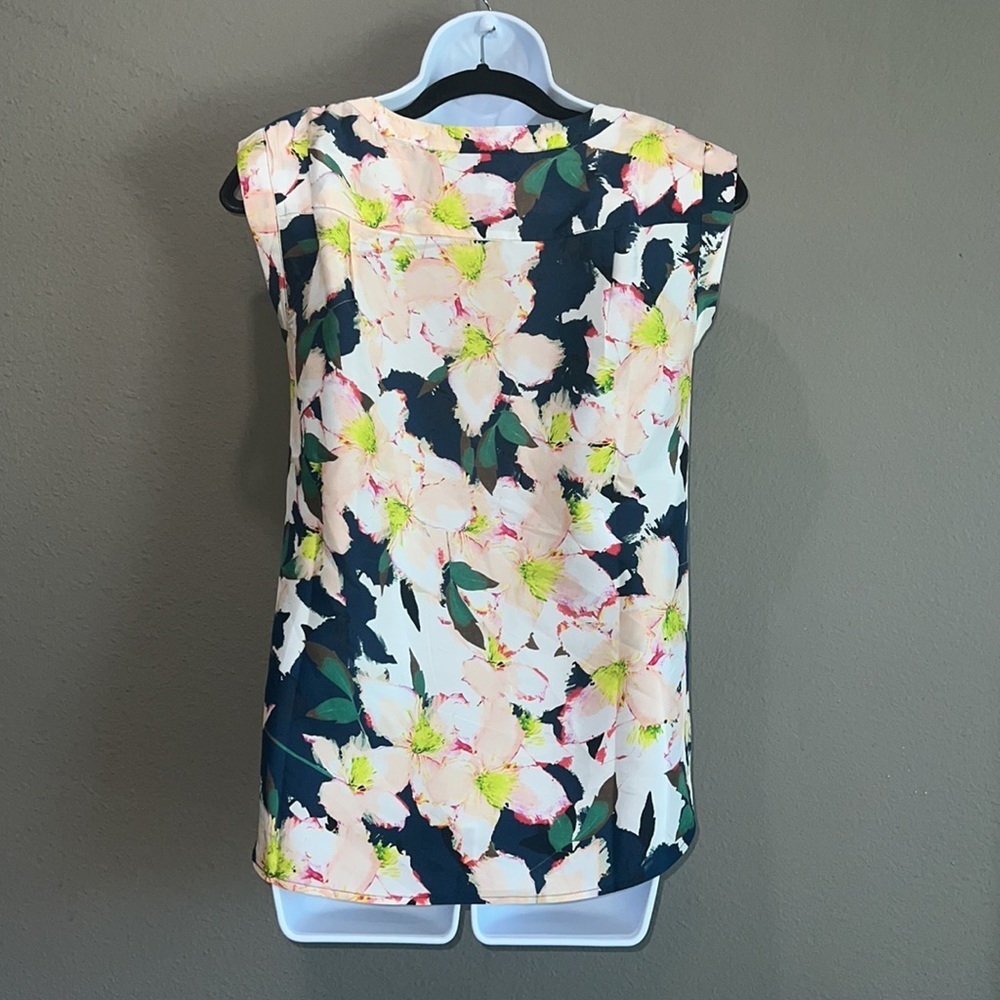 J. Crew Sleeveless Top in cove floral.
Size 2P - Picture 7 of 10